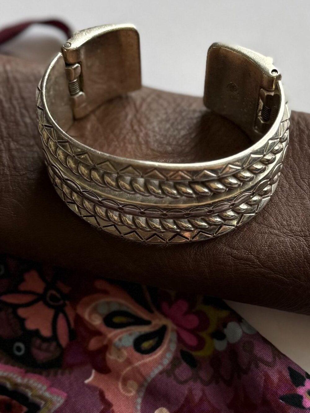 BRIGHTON VINTAGE TROPIC HEART HINGED ROPE CUFF